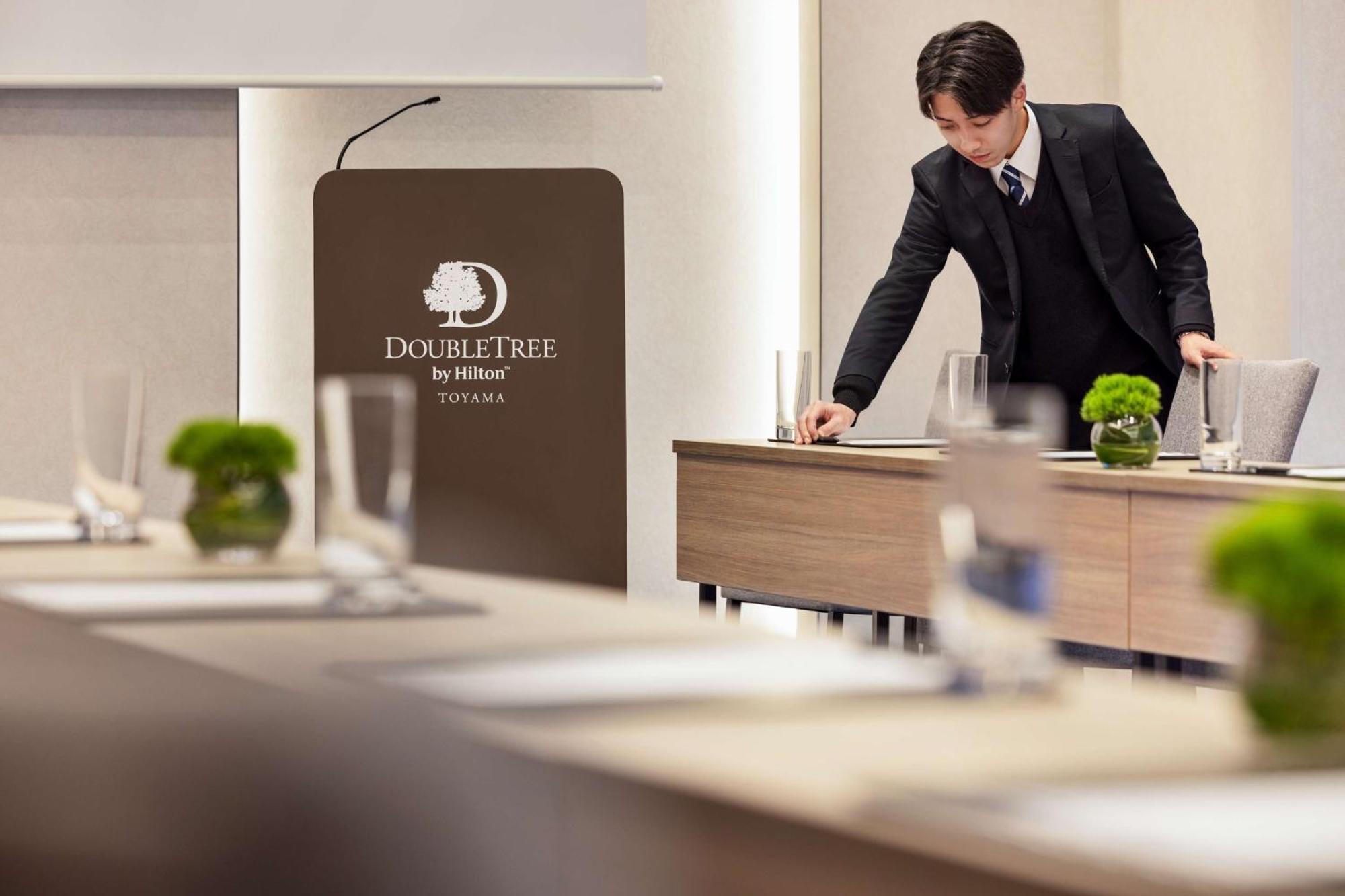 Hotel Doubletree By Hilton Toyama Station Exterior foto